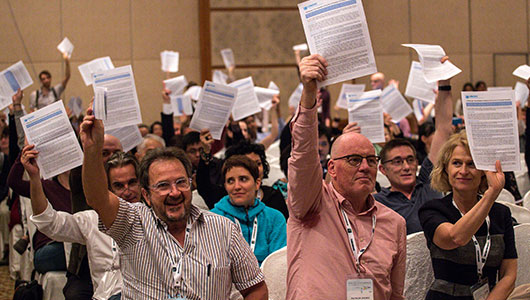 Participantes en la conferencia mostrando su apoyo a la declaración de UNODC sobre la descriminalización de las drogas. Photograph © 2015 Ahmad Yusni/Harm Reduction International.